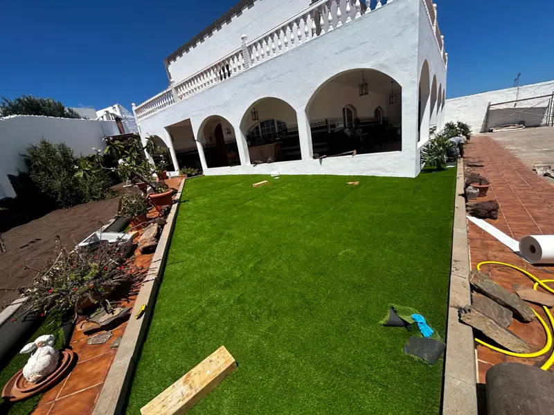 Preparación de una franja de jardín para césped artificial durante la obra en Carrizal