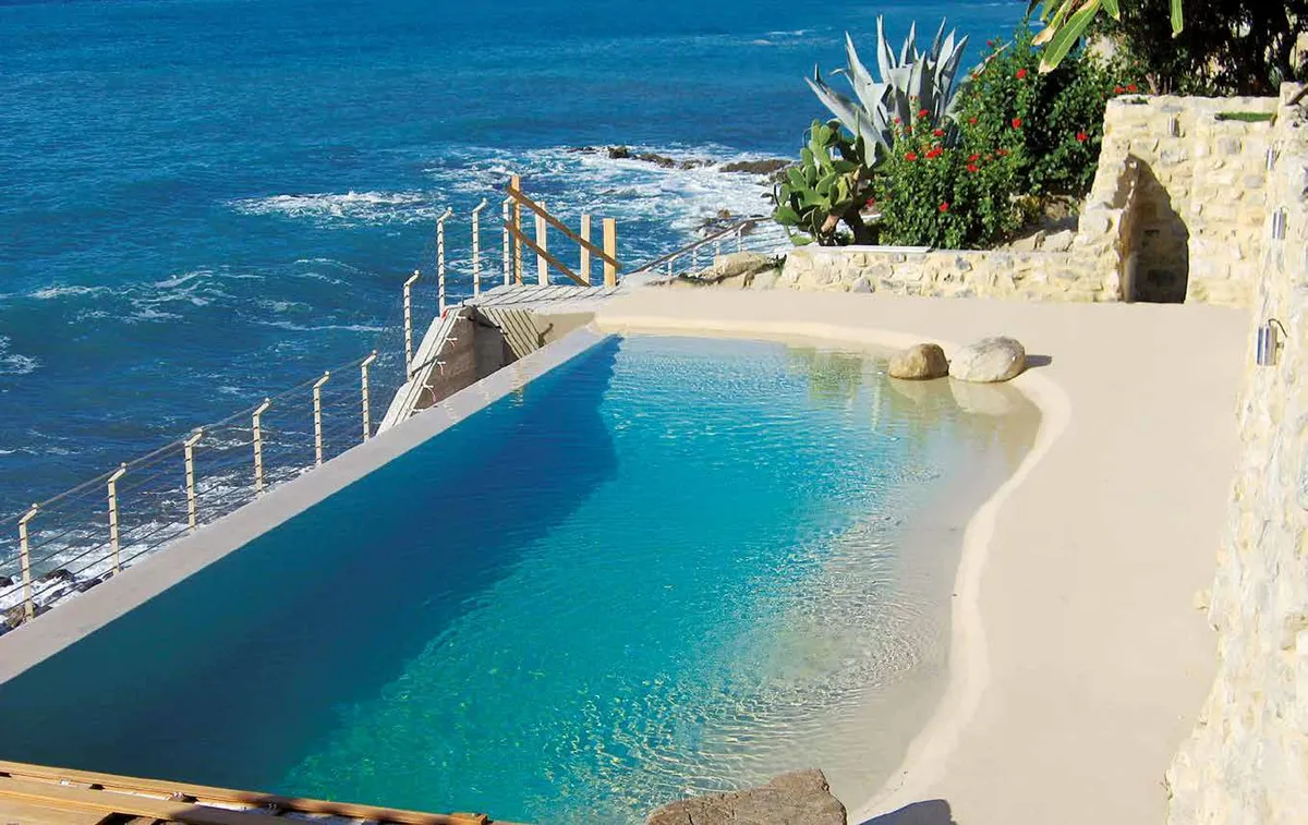 Piscina de arena Bio.design con vistas al mar y orilla de arena natural