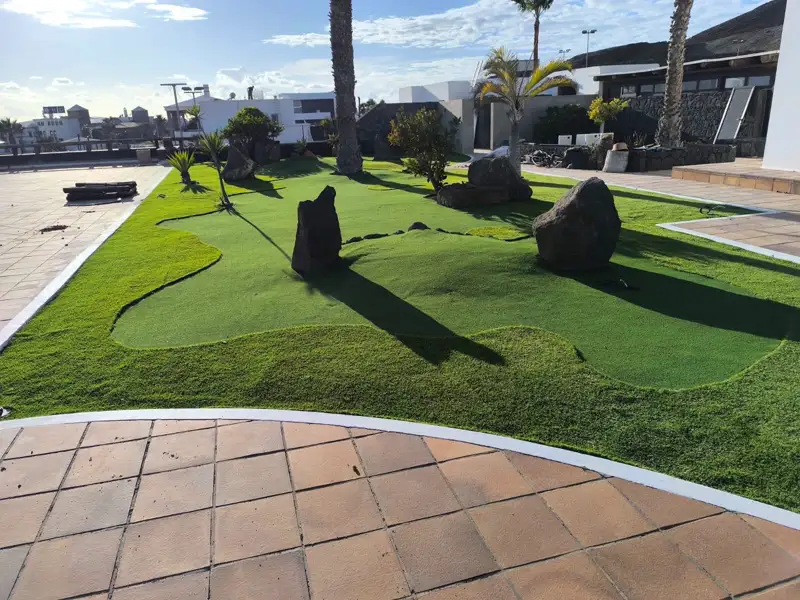 Zona de césped artificial tipo green de golf en los jardines de un hotel en Meloneras, Gran Canaria