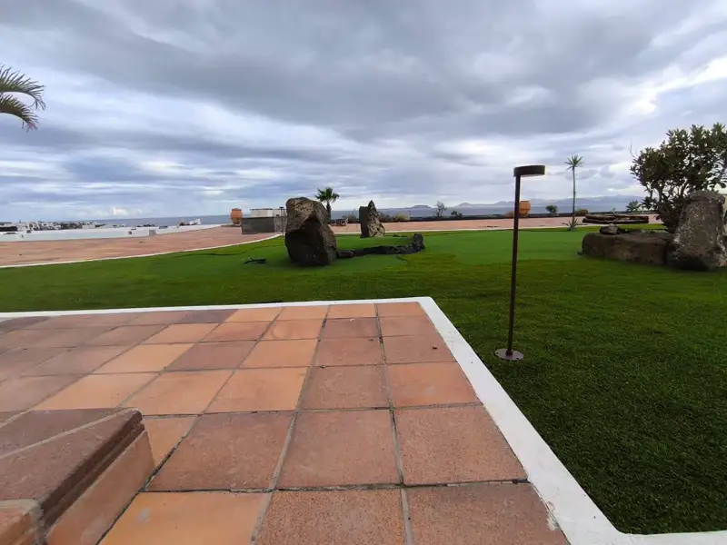 Zonas verdes de césped artificial en un paseo marítimo de Lanzarote