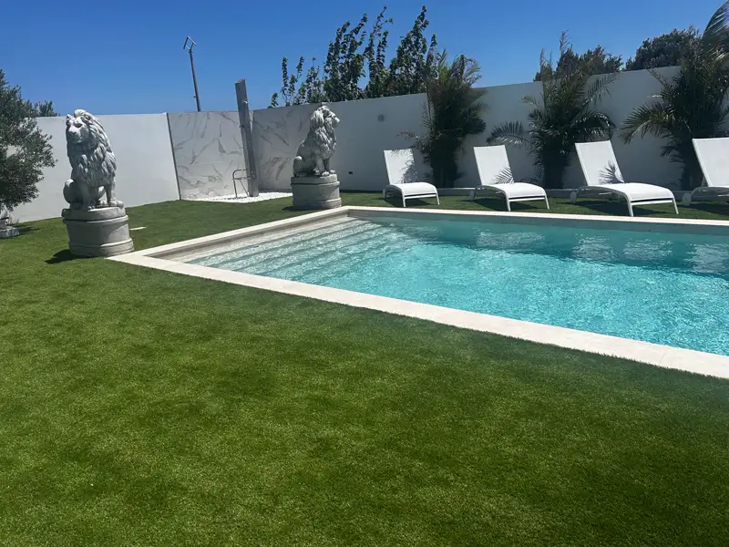 Césped artificial alrededor de una piscina en una casa de Carrizal, Gran Canaria