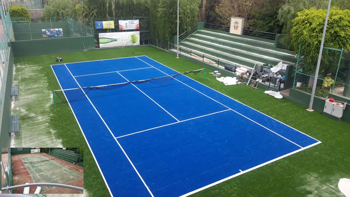 Antes y después de la renovación de una pista de tenis con césped sintético azul y verde en un club de tenis de Tafira, Las Palmas de Gran Canaria