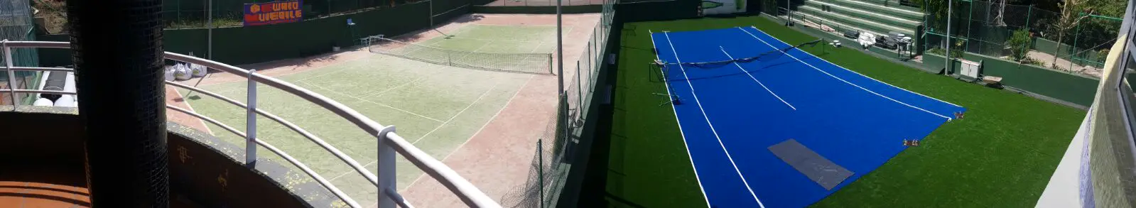 Vista panorámica del club: pista antigua a la izquierda y pista renovada con césped sintético a la derecha