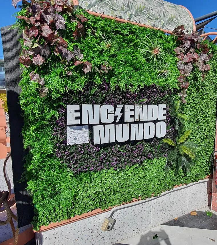 Jardín vertical artificial con el logotipo del negocio integrado en la terraza de un local en Gran Canaria