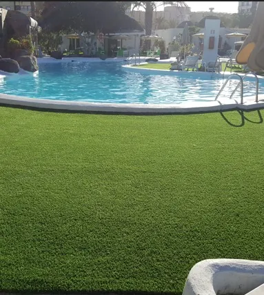 Instalación de césped artificial en jardín residencial — Apavi Green Gran Canaria