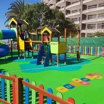 Parque infantil con suelo amortiguador en hotel Gran Canaria