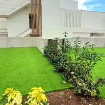 C&eacute;sped artificial en jard&iacute;n de hogar unifamiliar
