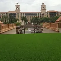 Jard&iacute;n con c&eacute;sped artificial en complejo tur&iacute;stico Gran Canaria