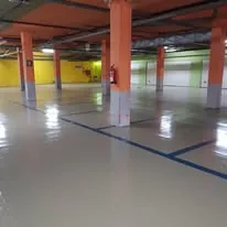 Suelo de resina epoxi instalado en parking residencial en Gran Canaria — Apavi Green