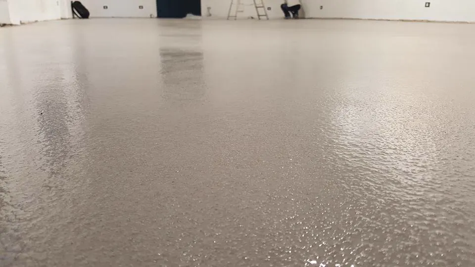 Suelo de resina epoxi con árido y acabado brillo en un gimnasio en Gran Canaria