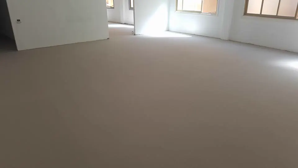 Suelo de resina epoxi liso en la sala de un gimnasio en Gran Canaria