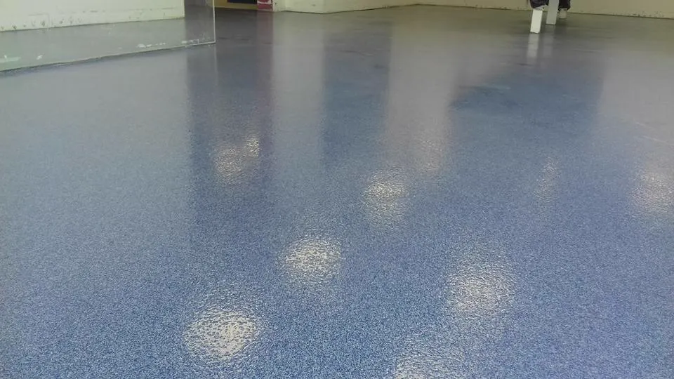 Suelo de resina epoxi con árido de color azul en una guardería en Gran Canaria