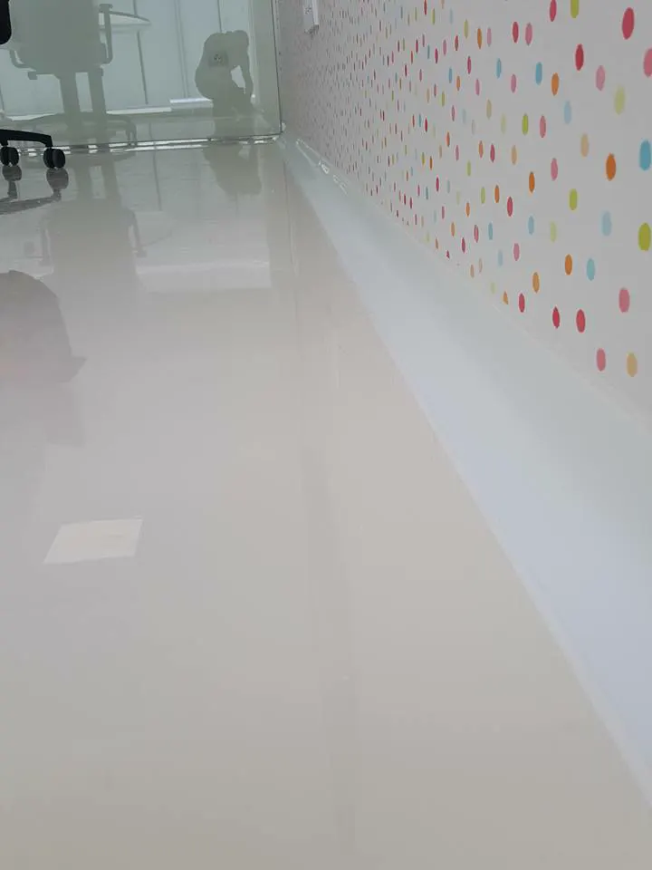 Suelo de resina epoxi blanco brillo en una guardería en Gran Canaria