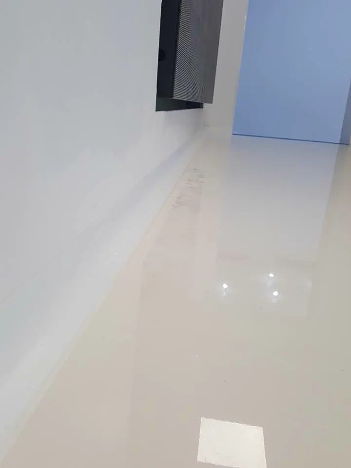 Suelo de resina epoxi con media caña sanitaria en una guardería en Gran Canaria