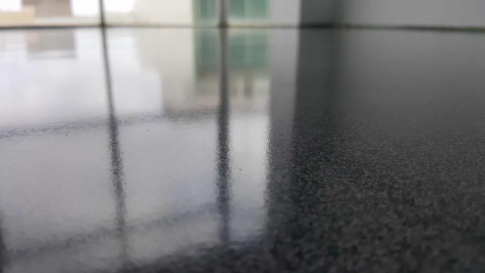 Suelo de resina epoxi gris con acabado brillo en una oficina de Las Palmas de Gran Canaria