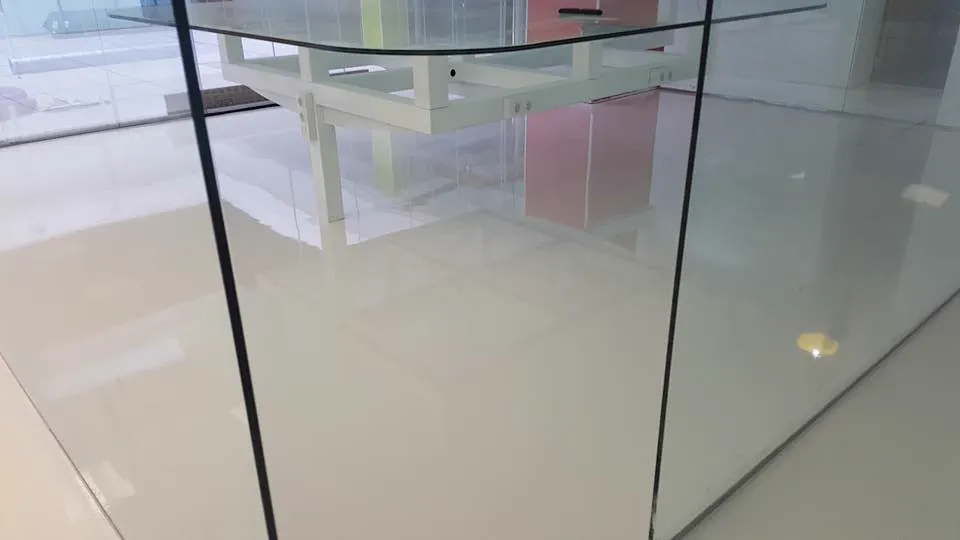 Suelo de resina epoxi blanco brillo en una oficina en Telde, Gran Canaria