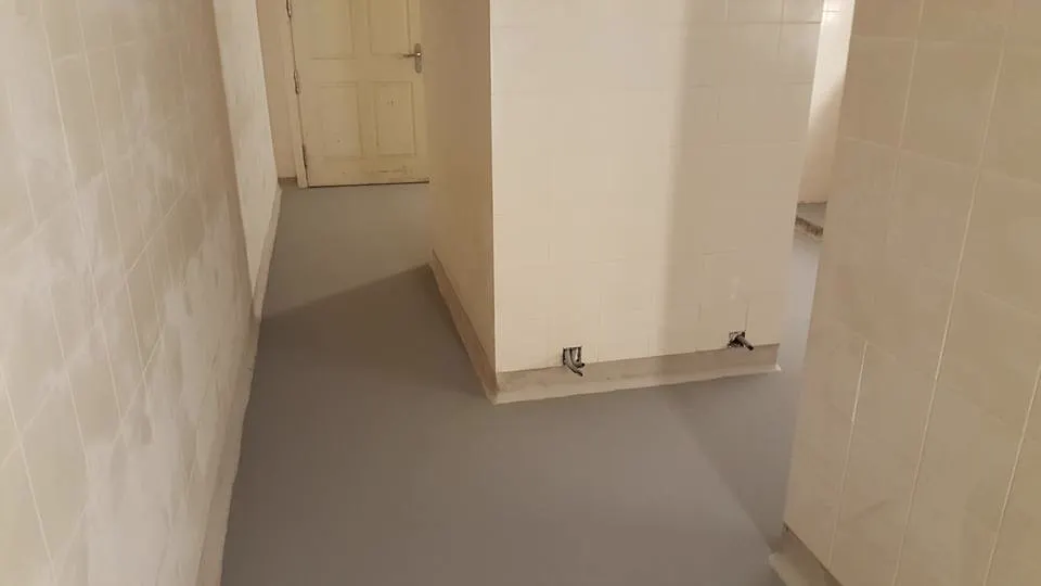 Pasillo con suelo de resina epoxi gris continuo en Gran Canaria