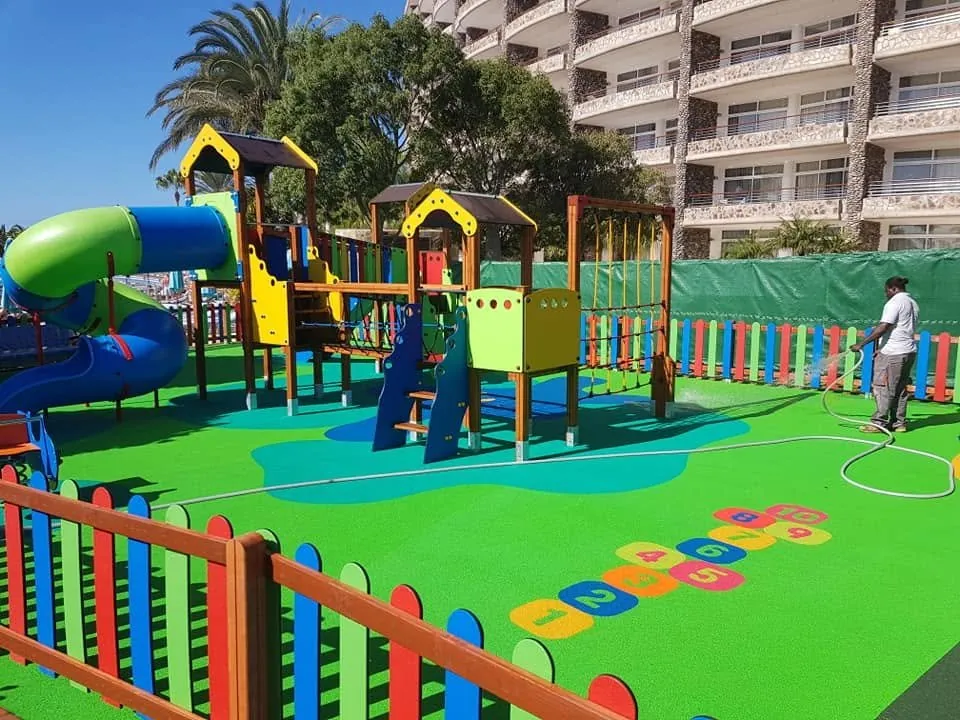 Espacio infantil con césped amortiguador instalado en Canarias — Apavi Green