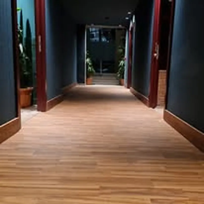Pavimento PVC efecto madera para stand en Canarias — Apavi Green