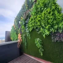 Jard&iacute;n vertical artificial en terraza con vistas al mar